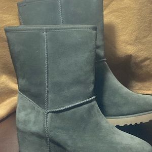 Ugg Classic Femme Short, women’s size 8 brand new with original box